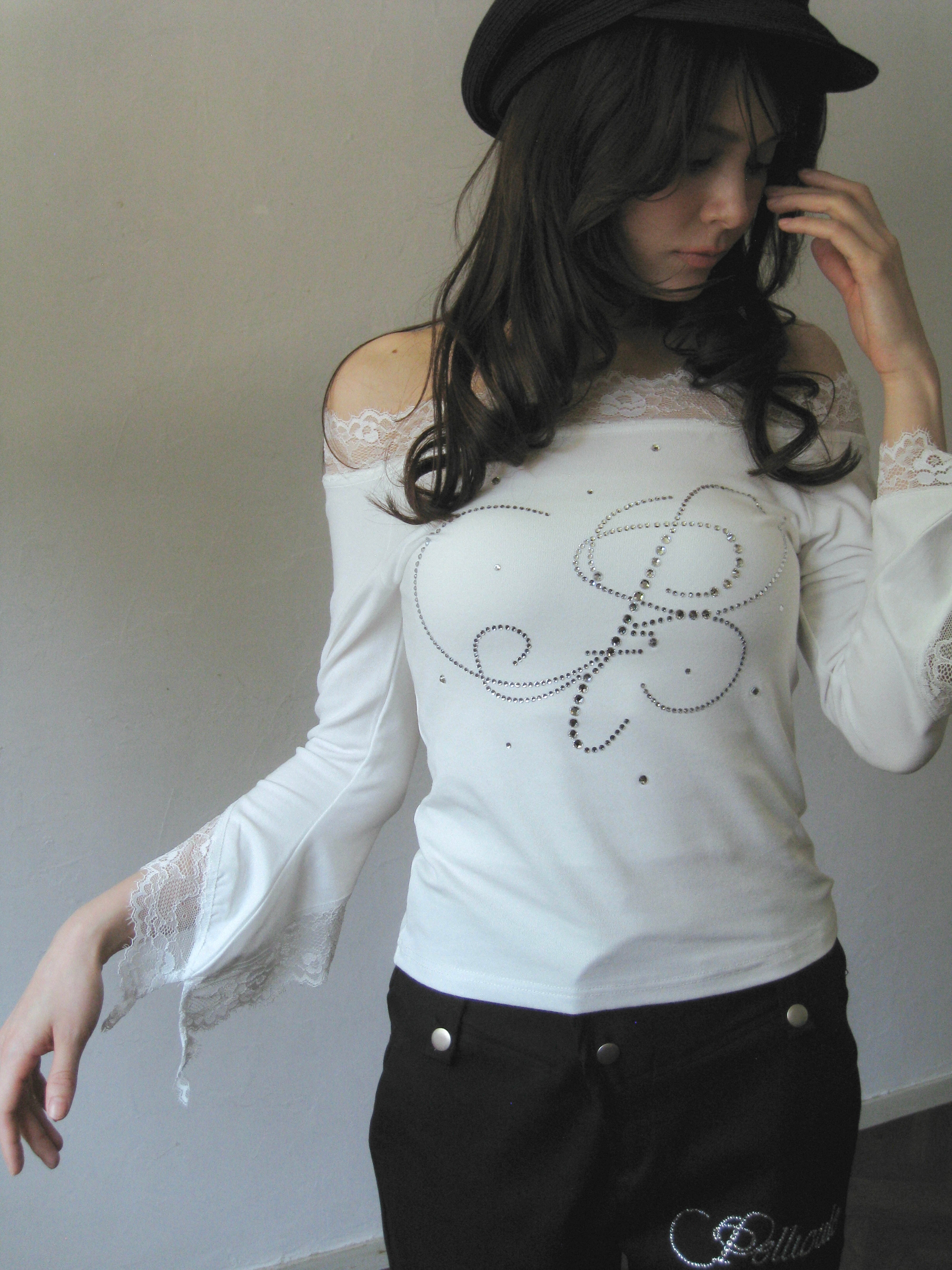 fluttering offshoulder