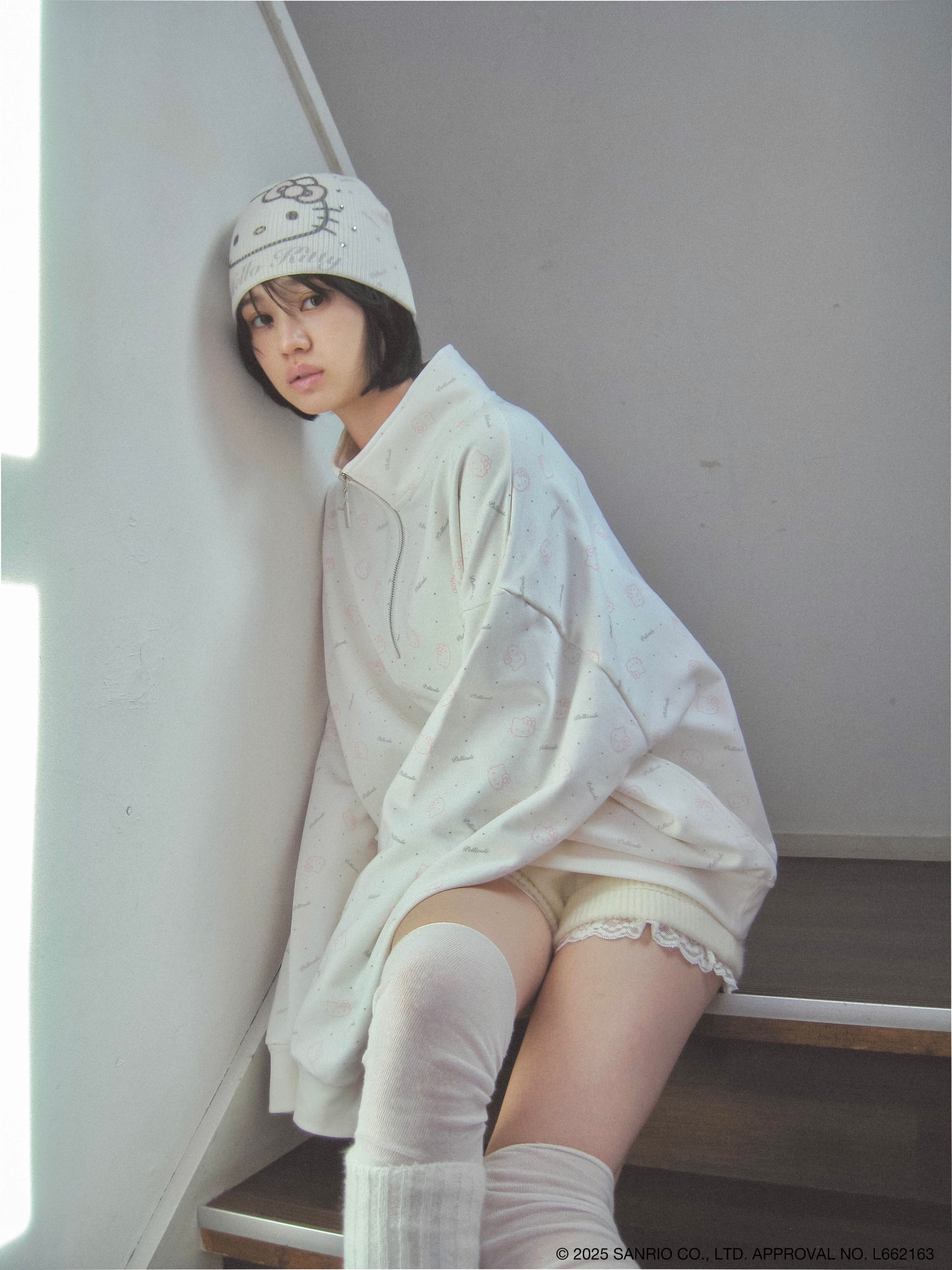 HELLO KITTY half zip tops